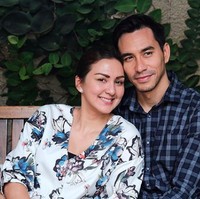 Hampir sama dengan Onci dan Endhita, Darius Sinathrya dan Donna Agnesia juga terpaut usia 7 tahun. Donna lahir pada 8 Januari 1979 sedangkan Darius pada 21 Mei 1985. Walau memiliki perbedaan usia yang cukup jauh namun hubungan pernikahan keduanya hingga saat ini masih tetap langgeng dan harmonis. Foto: Instagram @dagnesia