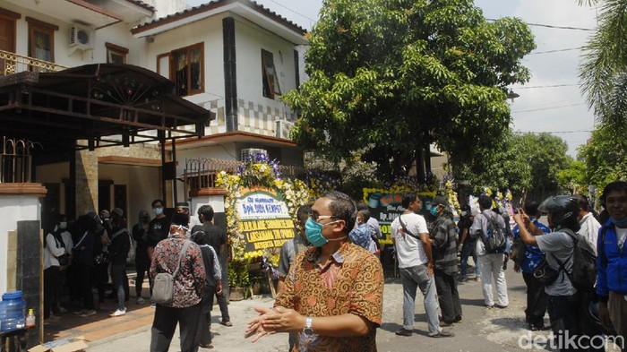 Simpati Warga Surakarta di Rumah Duka Didi Kempot Warga yang bersimpati mendatangi rumah duka mendiang penyanyi Campur Sari Didi Kempot di Banyuanyar, Sumber, Surakarta, Jawa Tengah, Selasa (5/5).