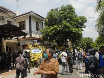 Simpati Warga Surakarta di Rumah Duka Didi Kempot