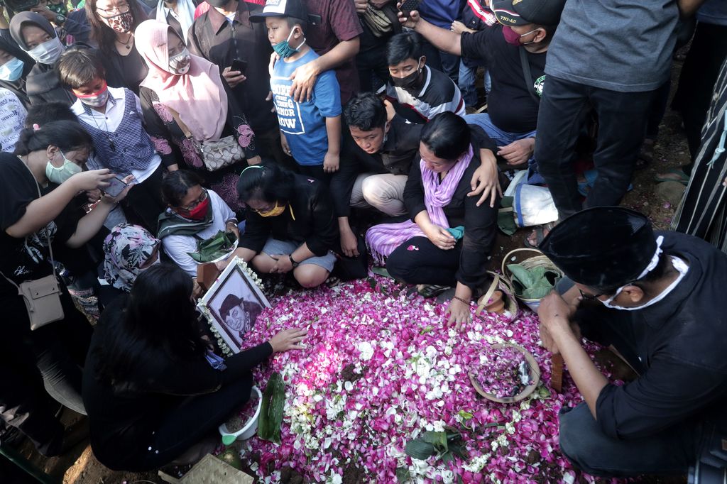 Kerabat menabur bunga di atas pusara almarhum penyanyi campursari Dionisius Prasetyo atau Didi Kempot sesuasi dimakamkan  di Tempat Pemakaman Umum Desa Majasem, Ngawi, Jawa Timur, Selasa (5/5/2020). Didi Kempot meninggal di Solo, Jawa Tengah pada usia 53 tahun. ANTARA FOTO/Joni Pratama/zk/hp.