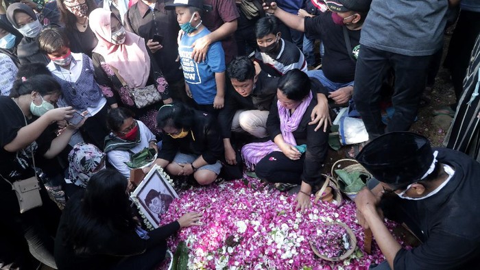 Kerabat menabur bunga di atas pusara almarhum penyanyi campursari Dionisius Prasetyo atau Didi Kempot sesuasi dimakamkan  di Tempat Pemakaman Umum Desa Majasem, Ngawi, Jawa Timur, Selasa (5/5/2020). Didi Kempot meninggal di Solo, Jawa Tengah pada usia 53 tahun. ANTARA FOTO/Joni Pratama/zk/hp.
