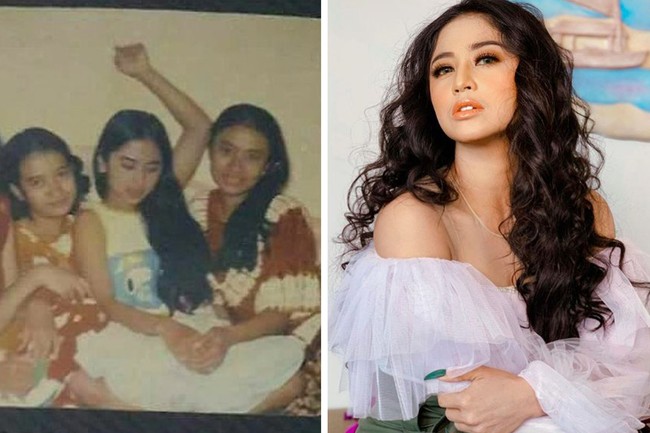 Kami berempat dulu masih sekolah SMA.. 17 thn usia kami difoto ini.. saya yg pake rok mukena putih...😊, mrk lg nyantai dirumah saya…, begitu Dewi Persik menulis di keterangan foto yang menampilkan dirinya saat masih SMA. Dari sejak SMA, Dewi Persik sudah memiliki rambut panjang. Foto: Instagram