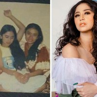 Kami berempat dulu masih sekolah SMA.. 17 thn usia kami difoto ini.. saya yg pake rok mukena putih...😊, mrk lg nyantai dirumah saya…, begitu Dewi Persik menulis di keterangan foto yang menampilkan dirinya saat masih SMA. Dari sejak SMA, Dewi Persik sudah memiliki rambut panjang. Foto: Instagram