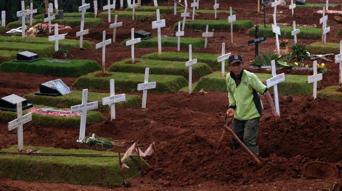 Penggali kubur untuk korban virus Corona disiagakan di TPU. Mereka dengan sigap menggali liang lahat saat ada jenazah yang akan dimakamkan. Begini potretnya.