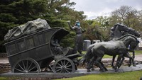 Patung keluarga gaucho ikut bermasker di lapangan Montevideo Uruguay (4/5/2020). Patung yang dibuat tahun 1922 ini merupakan karya seniman Jose Belloni.  AP Photo/Matilde Campodonico.
