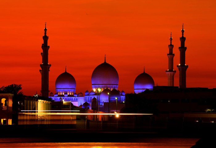 Masjid Agung Shiekh Zayed yang berada di Abu Dhabi, UEA tampak indah saat senja. Masjid ini merupakan masjid terbesar ketiga yang memilimi 88 kubah.