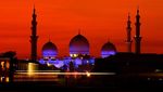 Keindahan Masjid Sheikh Zayed Saat Senja