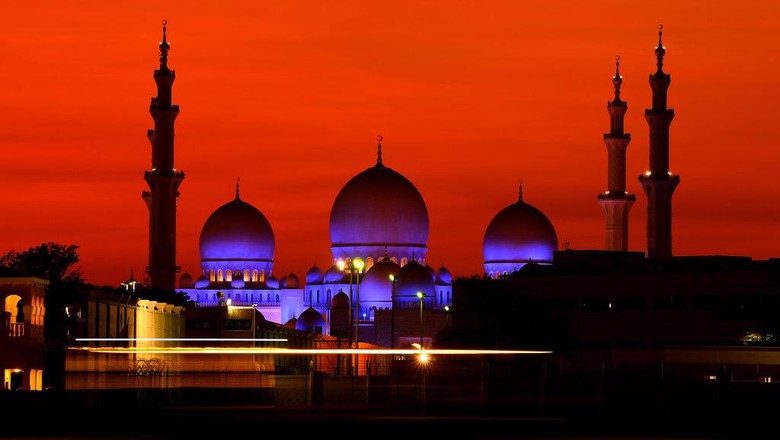 Keindahan Masjid Sheikh Zayed Saat Senja Masjid Agung Shiekh Zayed yang berada di Abu Dhabi, UEA tampak indah saat senja. Masjid ini merupakan masjid terbesar ketiga yang memilimi 88 kubah.