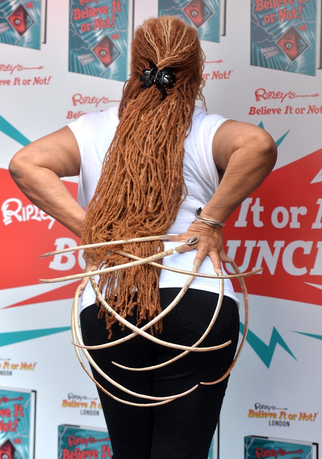 Ayanna Williams tak pernah membiarkan kukunya tampil polos. Sesekali ia mewarnai kuku tersebut dengan kuteks. (Foto: Getty Images/Anthony Harvey)