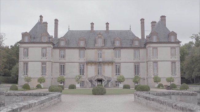 Seo In Guk berperan menjadi anak konglomerat hobi belanja yang tinggal di sebuah rumah bergaya kastil Prancis nan mewah dalam serial Shopping King Louie. Bangunan yang terlihat vintage dari luar ini ternyata memiliki interior yang modern dan minimalis.Foto: Istimewa