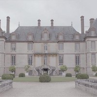 Seo In Guk berperan menjadi anak konglomerat hobi belanja yang tinggal di sebuah rumah bergaya kastil Prancis nan mewah dalam serial Shopping King Louie. Bangunan yang terlihat vintage dari luar ini ternyata memiliki interior yang modern dan minimalis.Foto: Istimewa