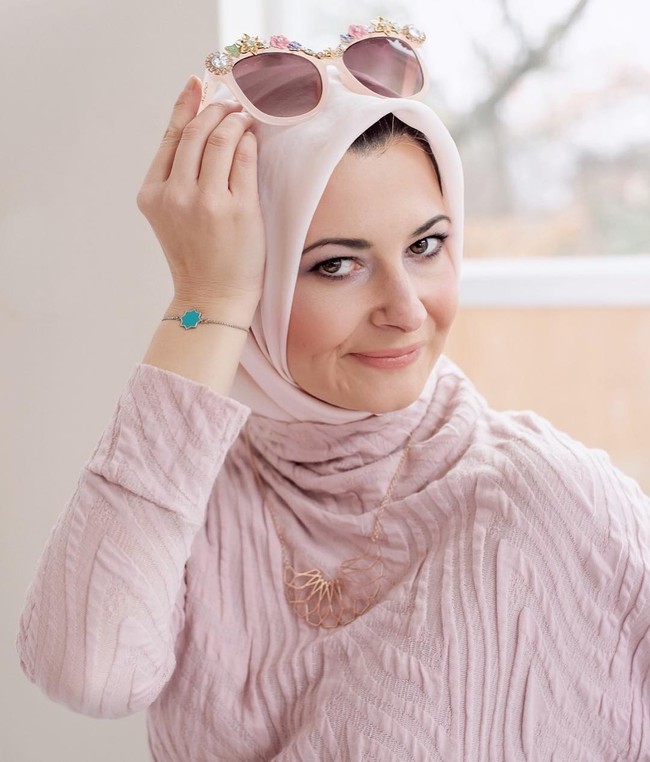 Berbagai ujian tersebut tak membuat Nicole menyerah. Setelah memeluk Islam, Nicole mengaku merasakan kedamaian sejati yang tak pernah ia rasakan sebelumnya. Berbagai ujian dan dan tantangan yang dihadapinya justru membuatnya kuat sebagai seorang muslimah. Foto: instagram @raisinglilmuslims