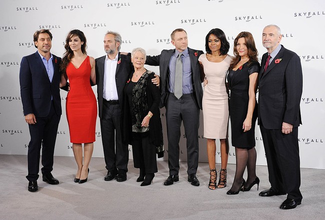 Salah satu perannya yang paling dikenal adalah M, seorang bos organisasi agen rahasia Inggris, di film saga James Bond. Ia juga pernah berperan sebagai Ratu Elizabeth di film Shakespeare in Love yang mengantarkannya pada piala Oscar.  (Foto: Getty Images)