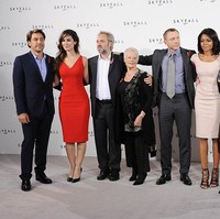 Salah satu perannya yang paling dikenal adalah M, seorang bos organisasi agen rahasia Inggris, di film saga James Bond. Ia juga pernah berperan sebagai Ratu Elizabeth di film Shakespeare in Love yang mengantarkannya pada piala Oscar.  (Foto: Getty Images)