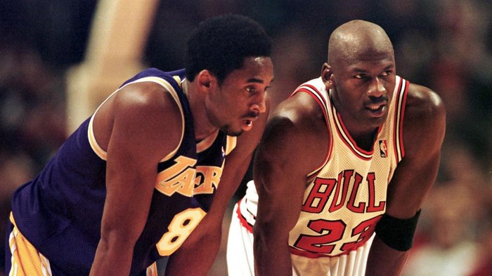 Los Angeles Lakers guard Kobe Bryant(L) and Chicago Bulls guard Michael Jordan(R) talk during a free-throw attempt during the fourth quarter 17 December at the United Center in Chicago. Bryant, who is 19 and bypassed college basketball to play in the NBA, scored a team-high 33 points off the bench, and Jordan scored a team-high 36 points. The Bulls defeated the Lakers 104-83.  AFP PHOTO  VINCENT LAFORET (Photo by VINCENT LAFORET / AFP)