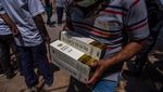 Polisi India Pukuli Warga yang Antre Beli Miras