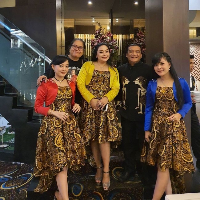 Tak banyak orang tahu mengenai kisah cinta Didi Kempot dan Yan Vellia. Keduanya diketahui menikah pada 1997. Pernikahan dengan Yan Vellia itu juga yang membuat Didi Kempot menjadi mualaf. Foto: Instagram @yanvellia_dkmanagement