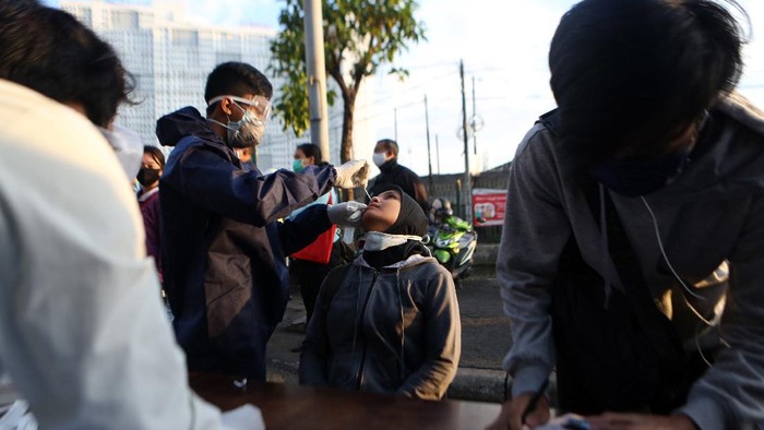 Tes Massal COVID-19 Penumpang KRL Pemerintah Kota Bekasi menggelar tes massal corona terhadap penumpang KRL di Stasiun Bekasi. Tes kali ini menggunakan alat yang lebih akurat berupa polymerase chain reaction (PCR). Agung Pambudhy/Detikcom.
1. Penumpang Commuter line mengikuti test massal COVID 19 dengan metode polymerase chain reaction (PCR) di Stasiun Bekasi, Jawa Barat, Selasa (5/5/2020).
2. Sebanyak 300 penumpang kereta dipilih secara random mengikuti tes ini.
3. Metode tes PCR adalah mengetes spesimen yang diambil dari dahak di dalam tenggorokan dan hidung lalu diswab.
4. Tes ini dianggap paling akurat dibandingkan rapid test yang hanya untuk mendeteksi reaksi imun dalam tubuh.
5. Data terkini kasus positif Covid-19 di Kota Bekasi telah mencapai 249 orang. Pasien sembuh corona 126, dalam perawatan 95, sedangkan meninggal 28 orang.
6. Test ini dibantu petugas dari RSUD Kota Bekasi dan Dinkes Kota Bekasi.
7. Sebelum masuk ke stasiun, penumpang lebih dulu menjalai tes PCR secara acak. Setelah itu, sampel lemdir dari hidung akan diuji di Labiratorium Kesehatan Kota Bekasi.
8. Hasil pemeriksaan ini diharapkan memberi gambaran kondisi penumpang KRL apakah ada yang terpapar COVID-19 atau tidak.
9. Sebelumnya di KRL ada tiga orang yang dinyatakan positif virus COVID-19 berdasarkan hasil test swab PCR yang dilakukan pada 325 calon penumpang dan petugas KAI di Stasiun Bogor.
10. Sejumlah kepala daerah meminta pemerintah pusat untuk menstop operasional KRL guna menghambat penyebaran virus COVID-19
11. Hingga 4 Mei 2020 di Indonesia terdapat 11.587 kasus COVID-19 dengan kasus kematian 864 meninggal dan 1.954 sembuh.
12. Sampai kemarin pemerintah telah menguji 112.965 spesimen dari 83.012 orang di 46 laboratorium.
