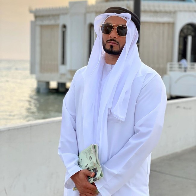 Abdullah kemudian membangun perusahaan tekstilnya sendiri yang menyediakan produk untuk Primark dan New Look. Setelah itu ayah Umar, Mahmud, mulai mengikuti jejak ayahnya dan meluncurkan Bohoo di 2006 lalu membeli brand-brand lain, seperti NastyGal, Coast, dan Karen Millen. Foto: Instagram @umarkamani