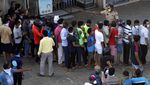 Polisi India Pukuli Warga yang Antre Beli Miras