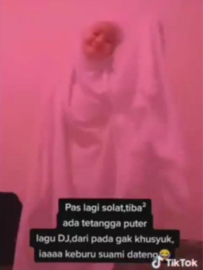 Viral perempuan di NTB salat sambil joget (Screenshot video viral)