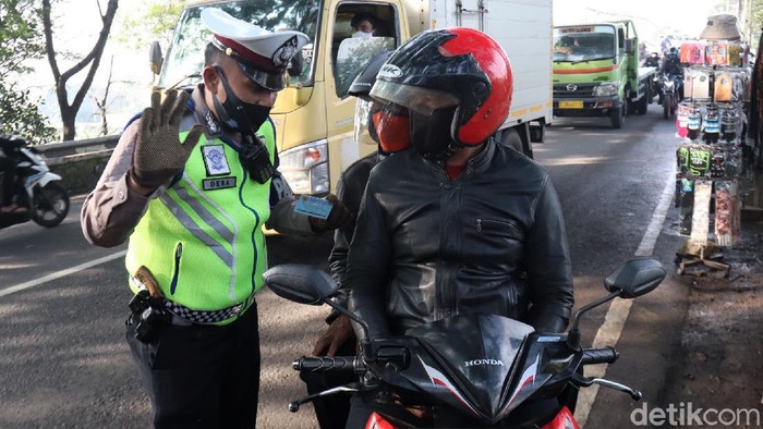Penerapan PSBB di Kota Bandung telah diterapkan sejak beberapa waktu lalu. Meski begitu, petugas masih temukan sejumlah warga yang langgar aturan penerapan PSBB