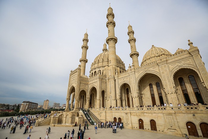 Potret Harmonisasi Islam Sunni dan Syiah di Azerbaijan Azerbaijan menjadi saksi keharmonisan dua aliran agama Islam Sunni dan Syiah. Di negara itu, penganut kedua aliran Islam tersebut hidup saling berdampingan.