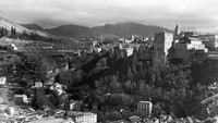 Begini potret Istana Alhambra sekitar tahun 1930-an. Nama Alhambra berasal dari bahasa Arab, yakni al-qala al-hamra yang berarti benteng merah. Lokasinya strategis karena berada di Bukit Sabika. Hulton Archive/Getty Images/File.  