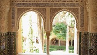 Pada pertengahan 1491, raja terakhir Bani Ahmar, Abu Abdillah menyerahkan istana ini kepada Raja Ferdinand V. Kejatuhan Daulah Bani Ahmar merupakan akhir sejarah kejayaan Islam di Spanyol. Memasuki Abad 16, Andalusia yang selama 8 abad dalam kekuasaan Islam, berakhir. Sean Gallup/Getty Images/File.  