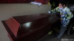 Perajin Peti Jenazah di Sumedang Kebanjiran Order