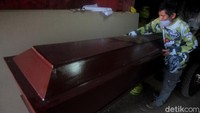 Peti jenazah produksi Yusuf ini tak hanya dipesan oleh pihak rumah sakit untuk ketersediaan stok, tak sedikit pula warga perorangan yang memesan peti jenazah pada Yusuf untuk kebutuhan pribadi.