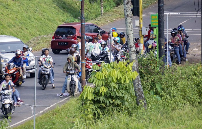 KONVOI KELULUSAN PELAJAR Sejumlah pelajar melakukan konvoi dengan mengenakan seragam sekolah yang di cat tanpa menjaga jarak dan tidak menggunakan masker di Bandar, Kabupaten Batang, Jawa Tengah, Selasa (5/5/2020). Meskipun pengumuman kelulusan dilakukan secara daring dan adanya larangan bagi pelajar merayakan kelulusan, namun masih ada pelajar yang melakukan konvoi di jalan dan tidak menggunakan masker serta tidak menjaga jarak aman saat adanya wabah virus Corona (COVID-19). ANTARA FOTO/Harviyan Perdana Putra/hp.