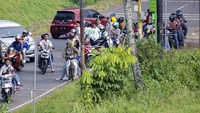 Meskipun pengumuman kelulusan dilakukan secara daring dan adanya larangan bagi pelajar merayakan kelulusan, namun masih ada pelajar yang melakukan konvoi di jalan dan tidak menggunakan masker serta tidak menjaga jarak aman saat adanya wabah virus Corona (COVID-19).