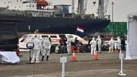 Petugas kesehatan langsung memeriksa para ABK dengan tes Swab guna mengetahui apakah mereka positif Corona atau tidak.