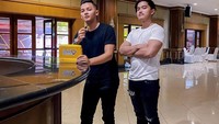 Nyobain Sang Pisang punya Kaesang Pangarep, Dory berfoto bersama Kaesang dengan pose mereka yang keren. Foto: Instagram @doryharsa