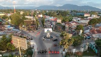 Foto udara sejumlah Polisi, Dinas Perhubungan dan Satpol PP berjaga di jembatan perbatasan Kota dan Kabupaten Gorontalo di Telaga, Kabupaten Gorontalo, Gorontalo, Rabu (6/5/2020).