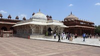 Saat sang sufi meninggal, Raja Akbar membangun sebuah masjid menggunakan marmer putih sebagai makam sufi.