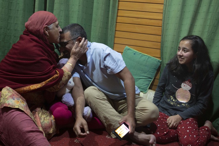 3 Fotografer Associated Press; Dar Yasin, Mukhtar Khan, dan Channi Anand, meraih penghargaan Pulitzer 2020 untuk fotografi fitur. Merikut foto-fotonya.