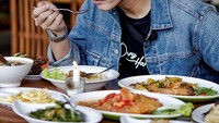 Sebagai sosok yang setia menemani mendiang Didi Kempot, Dory merasa terpukul dengan kepergian sang musisi. Foto: Instagram @doryharsa