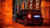 Detail lain pada mobil ini berupa lampu kabut LED model baru dan Aerodynamic Mirror Caps. Pada bagian kaki-kaki menggunakan roda 19-inci MINI John Cooper Works Circuit Spoke dengan run-flat tires, dan dilengkapi MINI John Cooper Works Aerodynamic kit.(Foto: BMW Group Indonesia)