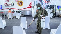 Petugas medis menyemprotkan cairan disinfektan saat pemeriksaan cepat atau rapid test COVID-19.
