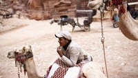 Sebenarnya Petra sudah diakui sebagai warisan dunia sejak 1985. Namun UNESCO baru meresmikan sebagai salah satu dari 7 keajaiban dunia pada 2007 setelah situs ini melalui banyak proses. Sejarah bangunan ini pun dapat disandingkan dengan sejarah Taj Mahal di India dan sejarah Piramida Mesir. Bulent Doruk/Anadolu Agency/Getty Images