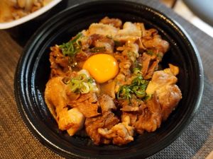 Berisi 3 Jenis Daging, Rice Bowl Ini Mengandung 1.700 Kalori!