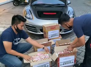 Balas Prank Sembako Sampah, Pengusaha Ini Bagi Sembako Isi Uang