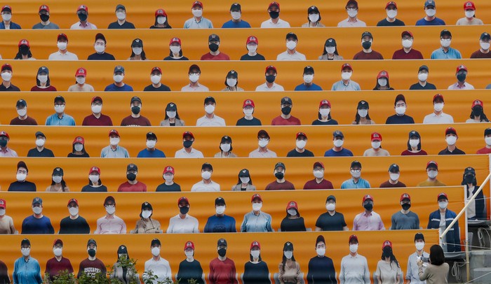 Pertandingan Baseball di Korsel Ditonton Orang Bohongan Korea Selatan kembali menggelar kompetisi baseball KBO League 2020, laga yang digelar ditengah pandemi ini disaksikan penonton bohongan.
