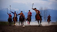 Seperti diketahui, lebih dari 90 persen penduduk Azerbaijan memeluk agama Muslim, dengan 80 persen lebih adalah Syiah dan sekitar 15 persen adalah Sunni. Reza/Getty Images.