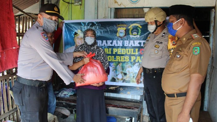 Polisi Beri Paket Sembako ke Warga Palopo