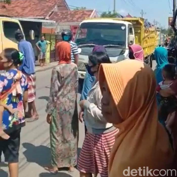 Puluhan warga Desa Kalanganyar, Kecamatan Sedati memblokade puluhan truk pengangkut sirtu. Mereka menuntut uang kopensasi atas debu yang bertebaran di jalan.
