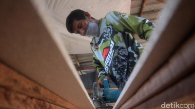 Perajin Peti Jenazah di Sumedang Kebanjiran Order
