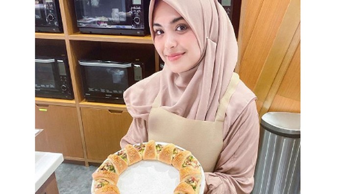 Vebby Palwinta -